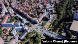 Pamje e urës mbi lumin Ibër, e cila ndan qytetin e Mitrovicës në jugun e banuar me shumicë shqiptare dhe në veriun e banuar me shumicë serbe.  