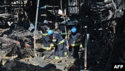 Безвісти зниклими залишаються 5 людей. Рятувальники працюють на місці російського удару, 26 травня 2024 року 