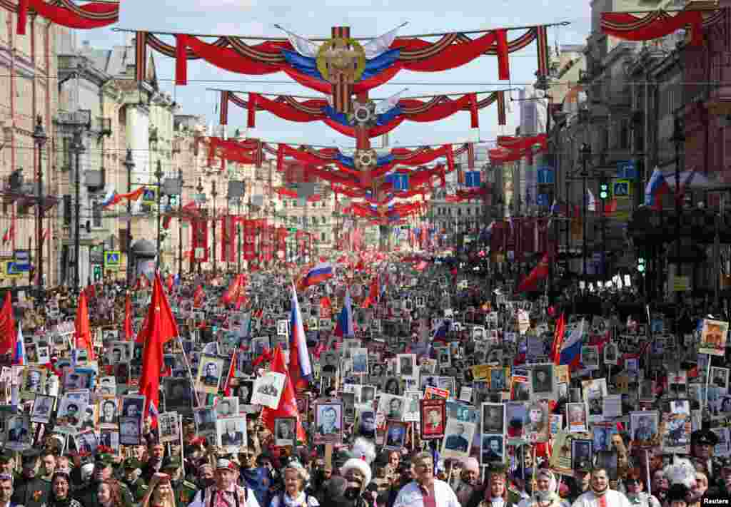 Экинчи дүйнөлүк согушта курман болгондордун портретин көтөрүп "Өлбөс полк" жүрүшүнө чыккандар. Санкт-Петербург, Орусия.