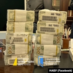 Пачки долларов, изъятые детективами НАБУ во время обысков в рамках дела о масштабной схеме хищений в компании "Энергоатом"