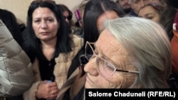 გიორგი ტერაშვილის ოჯახის წევრები (ცოლი და დედა) სხდომის დაწყების წინ, რიგში