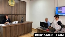 Судья Бейнегуль Кайсина, отец Темирлана Енсебека Мурат Тургынбаев и адвокат Жанар Балгабаева. Алматы, 9 апреля 2025 года