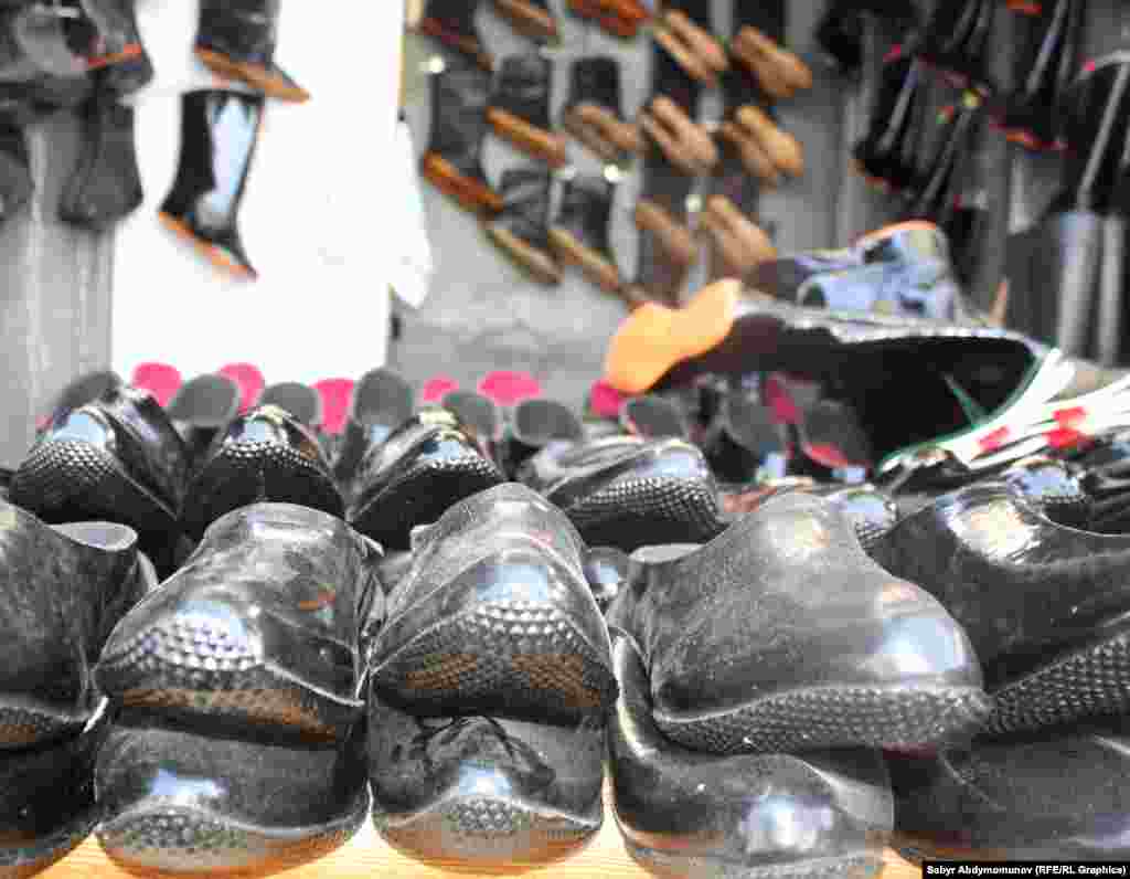 Ходовой товар, выложенный на продажу на рынке "Халмион".