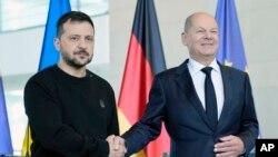 უკრაინის პრეზიდენტმა ვოლოდიმირ ზელენსკიმ „გამარჯვების გეგმა“ გერმანიის კანცლერ ოლაფ შოლცს გააცნო ბერლინში 2024 წლის 11 ოქტომბერს გამართულ შეხვედრაზე. 