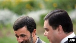 Prezident Mahmud Ahmedinejad (çepde) we Türkmenistanyň prezidenti Gurbanguly Berdimuhamedow, 15-nji iýun, 2007 ý.