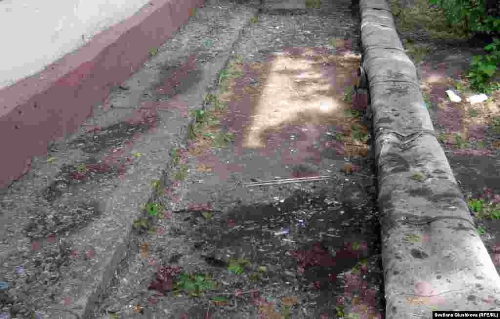 Участок, где лежали части тела погибших при взрыве автомобиля. Астана, 24 мая 2011 года.  - Окровавленный участок земли, где, по словам очевидцев, лежали части тела погибших при взрыве автомобиля. По данным полиции, при взрыве погибли двое мужчин. Астана, 24 мая 2011 года