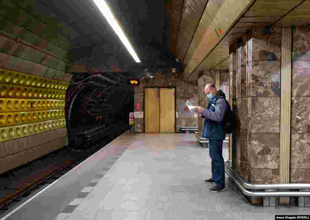 Чоловік у хірургічній масці всередині центральної станції метро Праги. Медичні експерти кажуть, що подібні&nbsp;негерметичні маски мало&nbsp;чим захистять свого власника від коронавірусу. Такі маски були початково створені, щоб запобігти потраплянню слини хірурга на вразливих пацієнтів. Вони можуть обмежити поширення вірусу від людей, які вже&nbsp;заражені. Під час пандемії, такої як коронавірус, коли деякі пацієнти переносять та&nbsp;поширюють&nbsp;захворювання, перш ніж з'являться будь-які, навіть легкі симптоми, подібні маски можуть&nbsp;лише допомогти обмежити зараження.