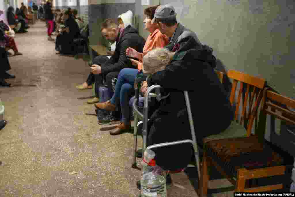 Banorët presin në strehim të nëndheshëm gjatë sulmeve ajrore.