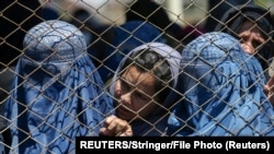 Gratë afgane presin të marrin ndihma falas gjatë një karantine për shkak të pandemisë në Kabul, Afganistan, 21 prill 2020. 