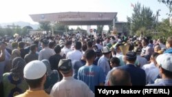 "Достук" бекетине чогулган эл. 6-сентябрь, 2017-жыл