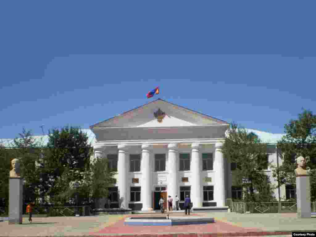 Многие административные здания сохранили "советский лоск".