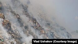 Мужчина работает на мусорном полигоне Бишкека. 2020 год. 