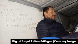 Profesor sociologije iz Kolumbije Migel Anhel Beltran Viljegas u pritovru posle zadržavanja na beogradskom aerodromu, 29. jun 2025.