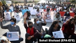 په اسلام اباد کې د جبري ورکو کسانو کورنیو د احتجاج پر مهال د خپلو ورکو خپلوانو تصویرونه اخیستي دي. ۲۰۲۱، ۱۶ فېبروري