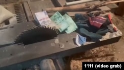 Кеминде кармалгандардын жанынан табылган акча. Активисттер тараткан видеодон алынган скриншот.