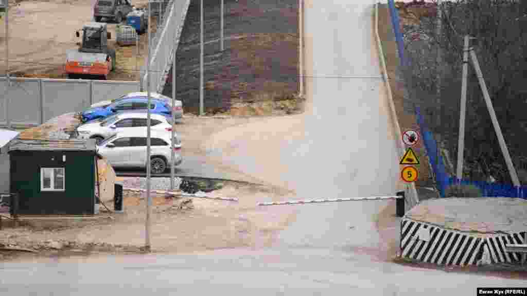 В'їзд із траси, шлагбаум встановлений біля доту №5 (пофарбований в &laquo;зебру&raquo;) часів Другої світової війни