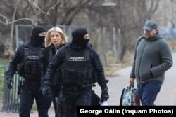 Laura Vicol și soțul ei, Vladimir Ciorbă, sunt aduși la audieri la DIICOT în dosarul Nordis, în București, 3 februarie 2025.