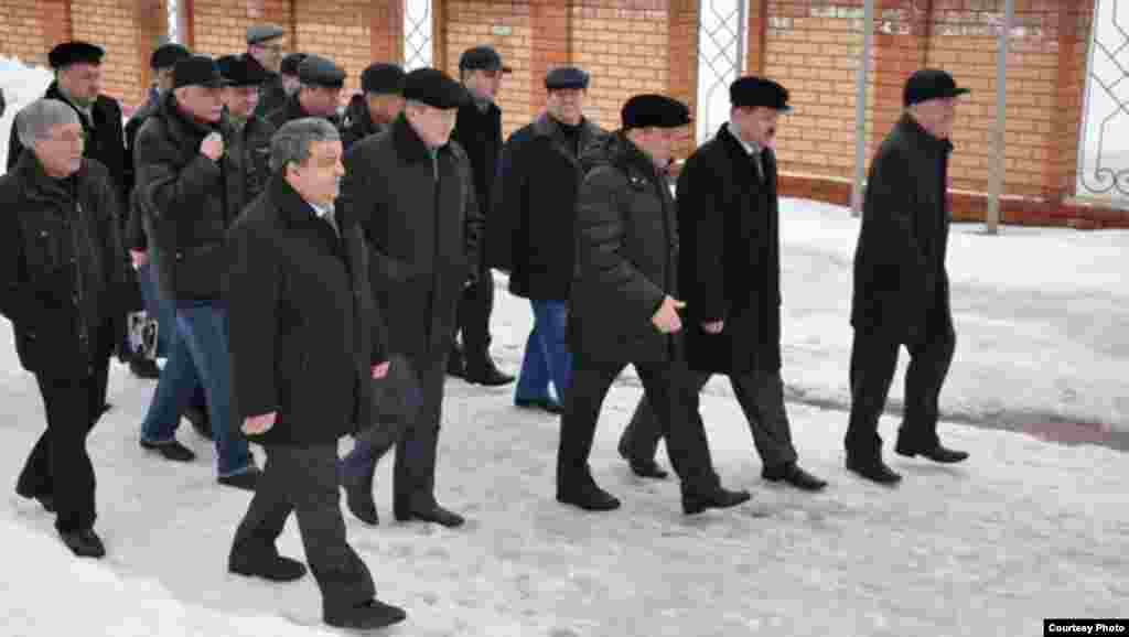 Кунаклар иң башта авылның "Өч сәхәбә мәчете" исемле җәмигъ мәчетенә юнәлде