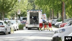 Echipe de salvare la liceul din Graz, după atacul de marți. 