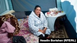 Стефка в палатката, в която живее със семейството си