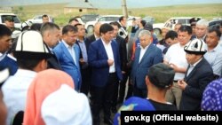 Өкмөт башчынын Баткендеги жолугушууларынын бири. 