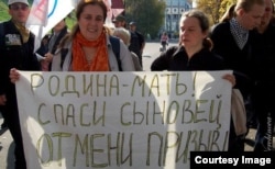 Елена Попова (справа) на одной из антивоенных акций прошлых лет