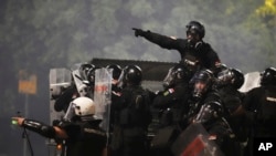 Anëtarët e xhandarmërisë patrullojnë me kamion gjatë një proteste antiqeveritare pranë zyrës së Partisë Progresive Serbe në Beograd, Serbi, 15 gusht 2025.