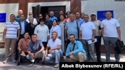 Кемпир-Абад иши боюнча айыпталгандардын бир бөлүгү жана алардын адвокаттары. Бишкек шаардык соту. 23-август, 2024-жыл.