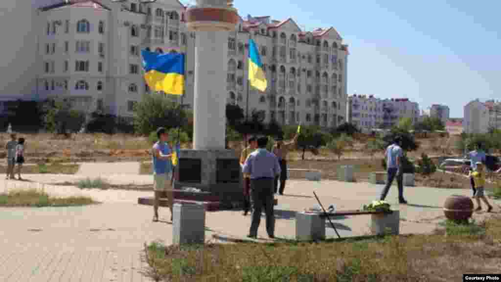 2014 рік, Севастополь. Відсвяткувати День Незалежності вийшли вісім осіб. Активісти зібралися під тумбою, де колись стояв пам'ятник гетьману Сагайдачному. Із собою вони принесли українські прапори, заспівали український гімн, поклали квіти до місця, де стояв пам'ятник, після чого почалися затримання. У тому числі затримали організатора мітингу &ndash; активіста Віктора Неганова. Його доставили на допит до російського слідчого