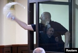 ნიკა მელია მოსამართლისთვის წყლის შესხმის შემდეგ საკუთარი სასამართლო პროცესიდან გააძევეს - განაჩენის გამოცხადებისას ის სასამართლოში აღარ მისულა და მისთვის შეფარდებული სასჯელი მოსამართლემ თითქმის ცარიელ დარბაზში გამოაცხადა