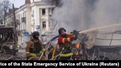 Сумы. Ракеталык чабуулдан кийинки өрттү өчүрүп жаткандар. 13-апрель, 2025-жыл 