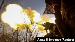 ВСУ ведут огонь из самоходной гаубицы «Цезарь» по российским войскам на передовой вблизи Покровска в Донецкой области. Украина, 23 ноября 2025 года