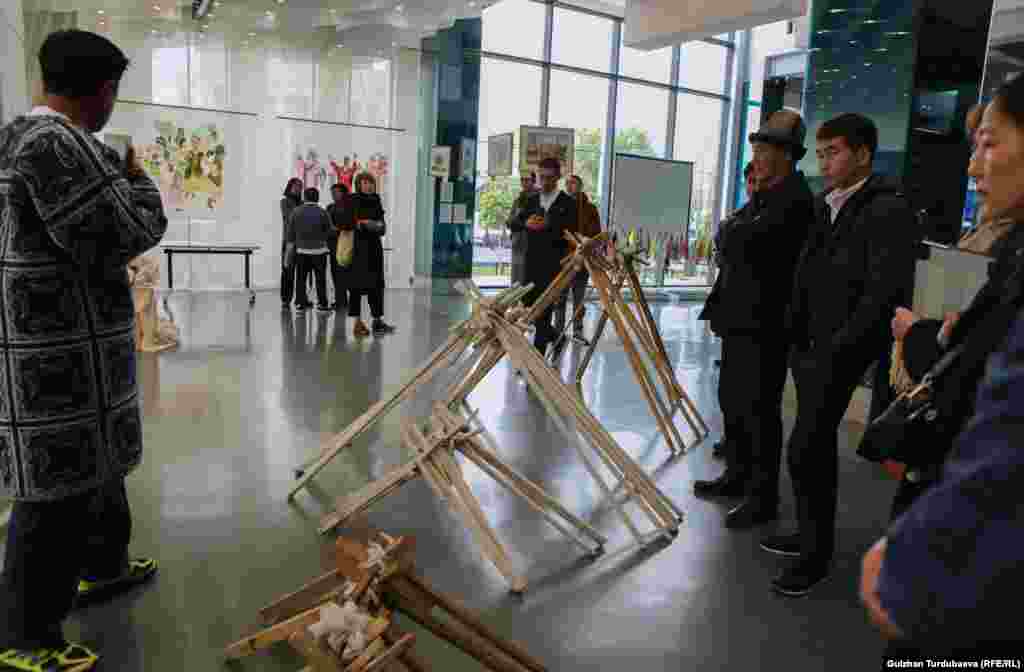 &ldquo;Эсимде&rdquo; изилдөө аянтчасы баштаган бул конференция 17-октябрдан 19-октябрга чейин уланмакчы. Анын жүрүшүндө "Эс тутум жолдорундагы кербен" аталышындагы сүрөт көргөзмөсу да өтүүдө. Көргөзмө "Ололо Планет" борборунда уюштурулган.