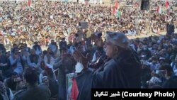 د پښتونخوا ملي عوامي ګوند مشر محمود خان اڅکزی د ګوند پلويانو ته وينا کوي ــ پخوانی انځور