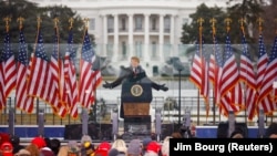 Trump drži govor ispred Bijele kuće