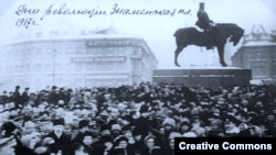 Знаменская аянтындагы жыйын. Петроград. Феврал, 1917-ж.