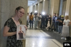 Репортери и поддръжници на Благомир Коцев във фоайето на Софийския градски съд, 11 юли 2025 г.