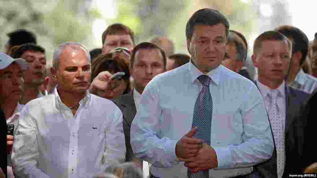 2015 senesi oktâbr ayında Tahqiqat komitetiniñ malümatları esasında Keriçteki Rusiye mahkemesi Keriçniñ sabıq şeer yolbaşçısı (1988-2014) Oleg Osadçiyge (soldan) 200 biñ ruble para cezasını berdi. O, 2014 senesi mart ayından iyün ayına qadar topraq kirası añlaşmasındaki topraq damartısı sıñırlarını qanunsız şekilde deñiştirip, onı soyuna bergeninde qabaatlandı. Osadçiy, qabaatlav ve mahkeme qararını açıq şekilde izaatlamağan edi 