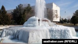 Из-за морозов в Ашхабаде замерзли фонтаны  