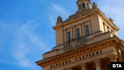 Останките от герба на комунистическия режим върху западната фасада на бившия Партиен дом, където от две години заседава българският парламент