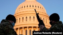 Pjesëtarë të Gardës Kombëtare para ndërtesës së Kongresit amerikan.
