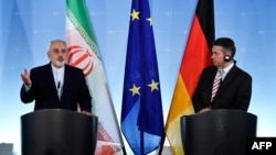 Ministri i Jashtëm gjerman, Sigmar Gabriel (djathtas) duke dëgjuar homologun e tij iranian,
 Mohammad Javad Zarif (majtas), gjatë një konference për media në Berlin, foto nga arkivi