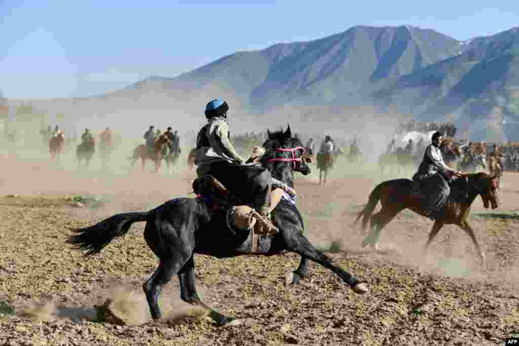Ооган чабандестери бузкаши оюнун ойноп жатышат. Бадахшан, Ооганстан. 