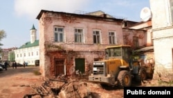 "Касыймия" мәдрәсәсе янында трактор эшли