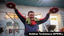 Ядро түртүүдө эң негизгиси колдун күчү чоң роль ойнойт. Андыктан Арстанбек колунун булчуңдарын түрдүү көнүгүүлөрдү жасап чыңдап турат.