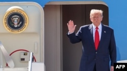 აშშ-ის პრეზიდენტი დონალდ ტრამპი თვითმფრინავიდან ჩამოდის მალაიზიის დედაქალაქ კუალა-ლუმპურის აეროპორტში. 2025 წლის 26 ოქტომბერი
