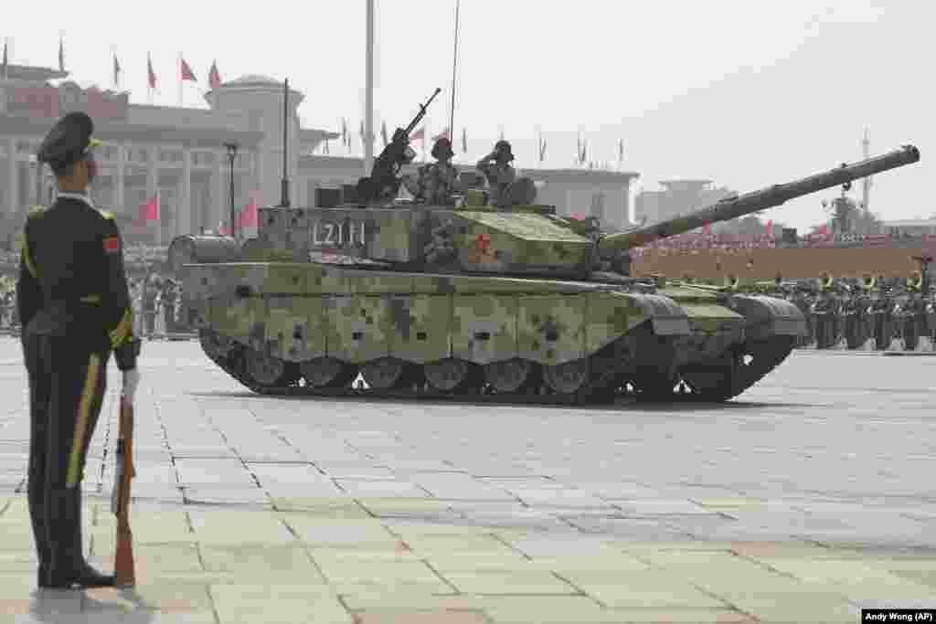 Një tank kinez gjatë parakalimit.