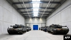 Tancuri Leopard 2 într-o uzină Rheinmetall din Unterluess, Germania, 12 februarie 2025. 