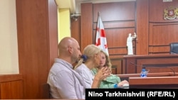 ნანუკა ჟორჟოლიანი ადვოკატებთან ერთად სასამართლოს სხდომის დაწყებამდე, 13 ივნისი, 2025 წელი