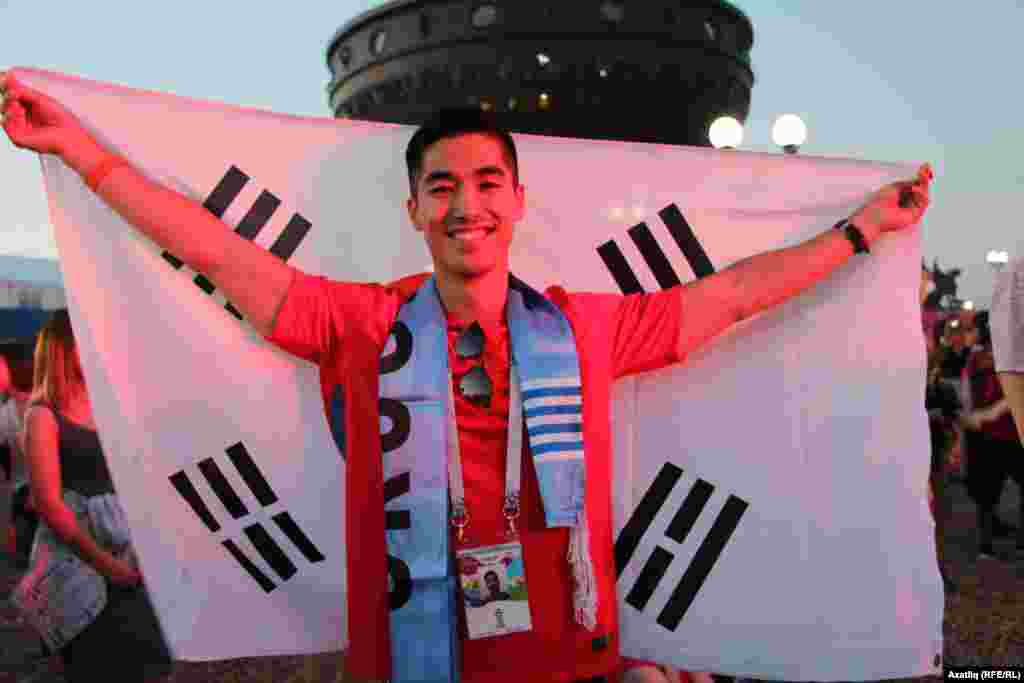 Көньяк Корея җанатарлары такымының Германия җыелмасын 2-0 исәбенә җиңүенә сөенә